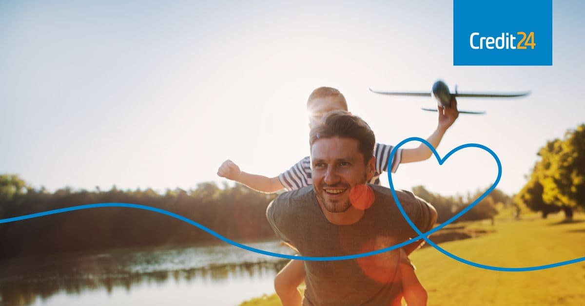 Cilvēks nes bērnu uz pleciem ainaviskā āra vidē ar kokiem, ūdeni un skaidrām debesīm. Bērns tur rotaļu lidmašīnu, un ap viņiem ir zilas līnijas veidota sirds forma. Augšējā labajā stūrī redzams uzraksts 'Credit24'