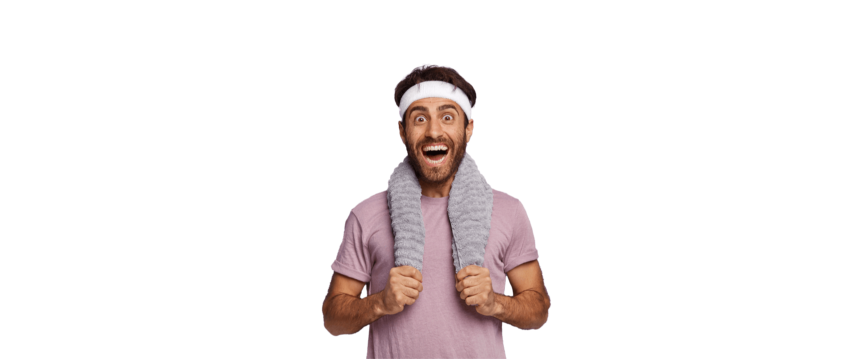 Persona rozā t-kreklā ar pelēku dvieli ap kaklu, stāv uz balta fona. Seja ir izplūdusi.