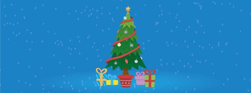 Rotāta Ziemassvētku eglīte ar zvaigzni galotnē, sarkanu lentu un rotājumiem, tostarp sniegpārsliņām un bumbām. Pie eglītes četras iesaiņotas dāvanas, fonā zils fons ar krītošām sniegpārsliņām