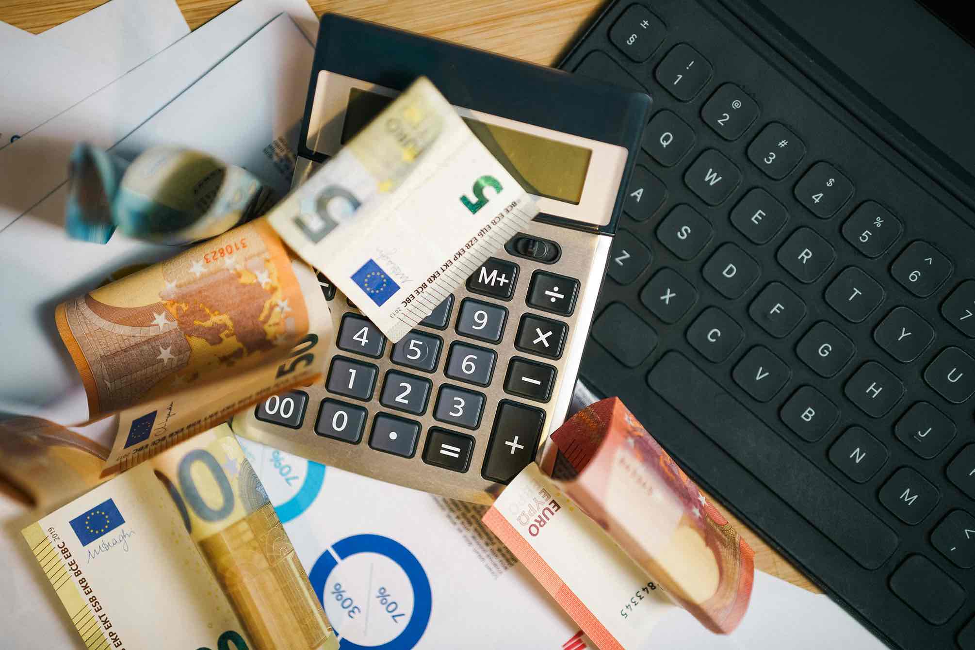 Ziemassvētki ir vieni no gada gaidītākajiem svētkiem, taču dāvanu sarūpē&scaron;ana, galda klā&scaron;ana un ciemiņu uzņem&scaron;ana var radīt papildu finansiālo slogu. Katrs tre&scaron;ais Latvijas iedzīvotājs pēc svētkiem atzīst, ka pārsniegts sākotnēji plānotais budžets.Lai gan katrs no mums apzinās, ka saraksta veido&scaron;ana un budžeta plāno&scaron...